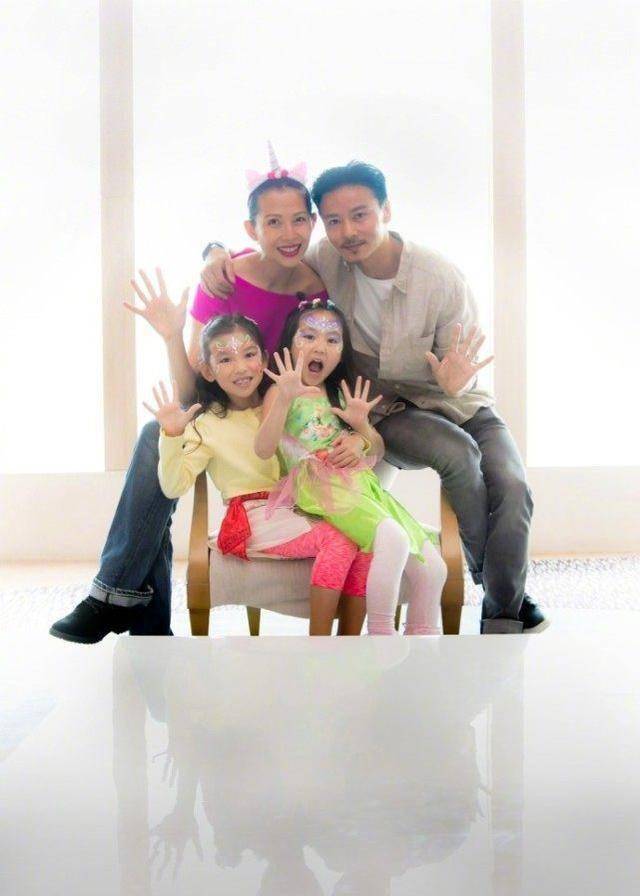 还于2011年和2013年分别迎来大女儿张楚儿和小女儿张信儿