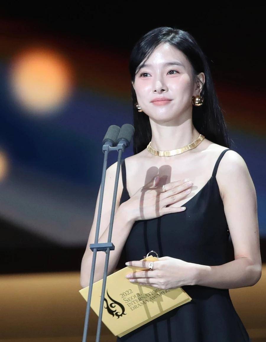 时隔两月,他们再度传出恋情,公司回应关系非常亲近,但否认恋情_金素恩
