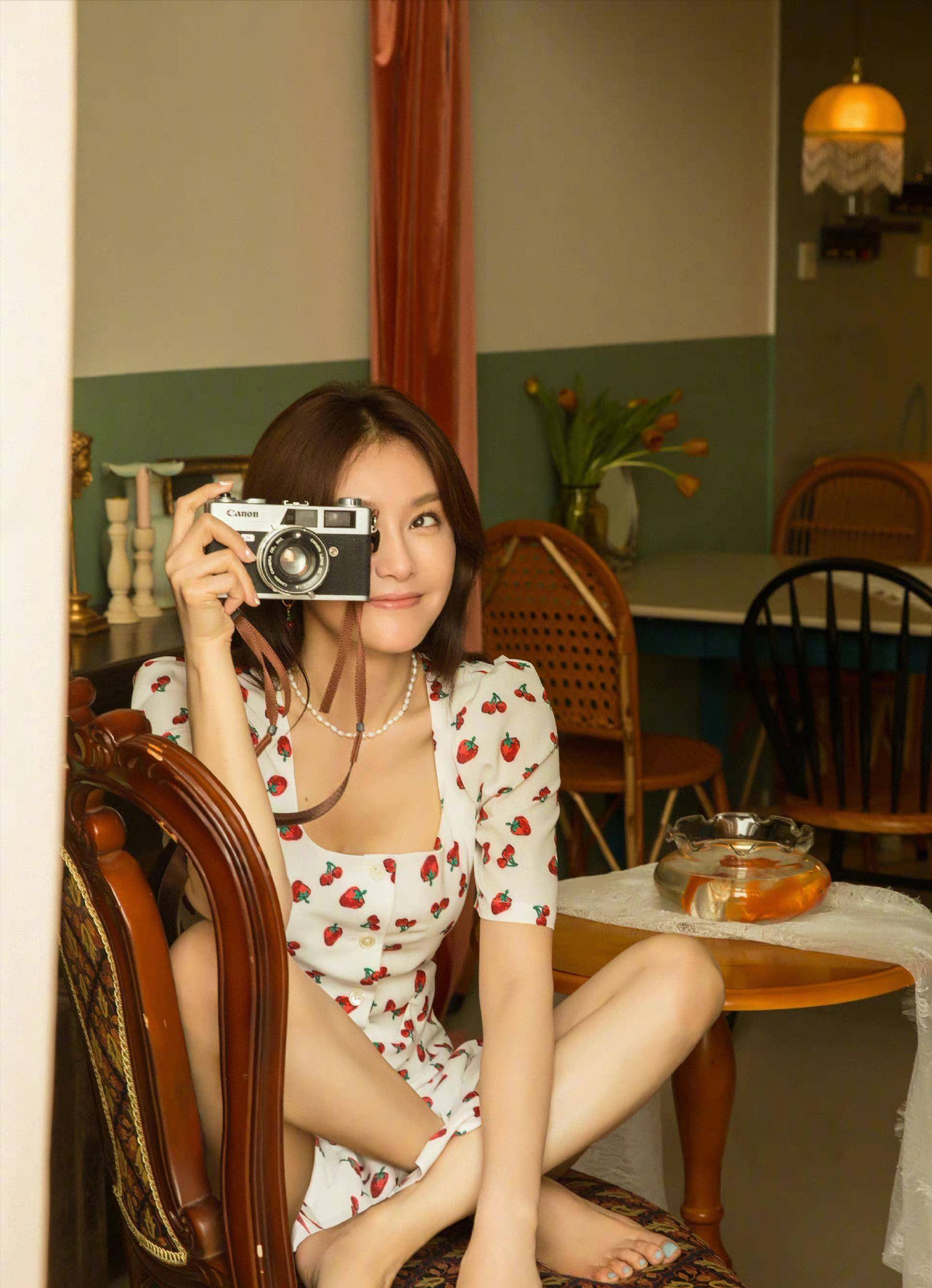 秦岚|五套日常写真,完美诠释"少女感从来与年龄无关"_鱼缸_相机_樱桃