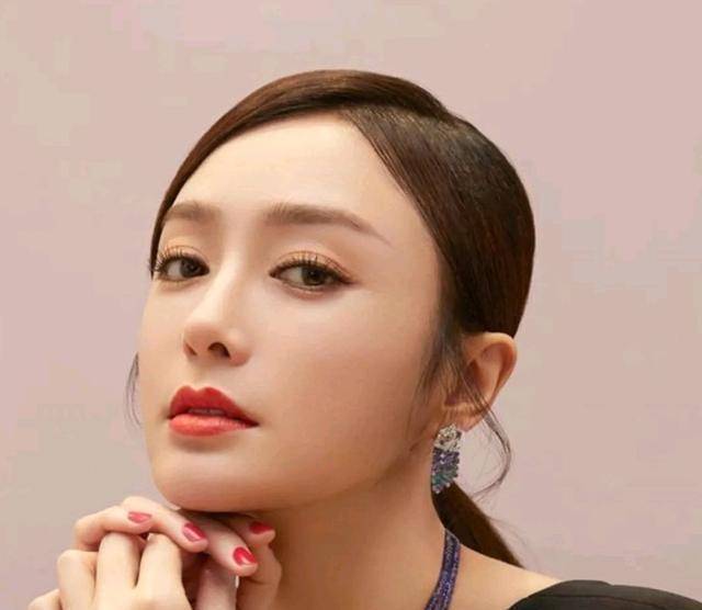 秦岚的鼻子十分精致,山根鼻梁较高,整个鼻子都是非常立体的.