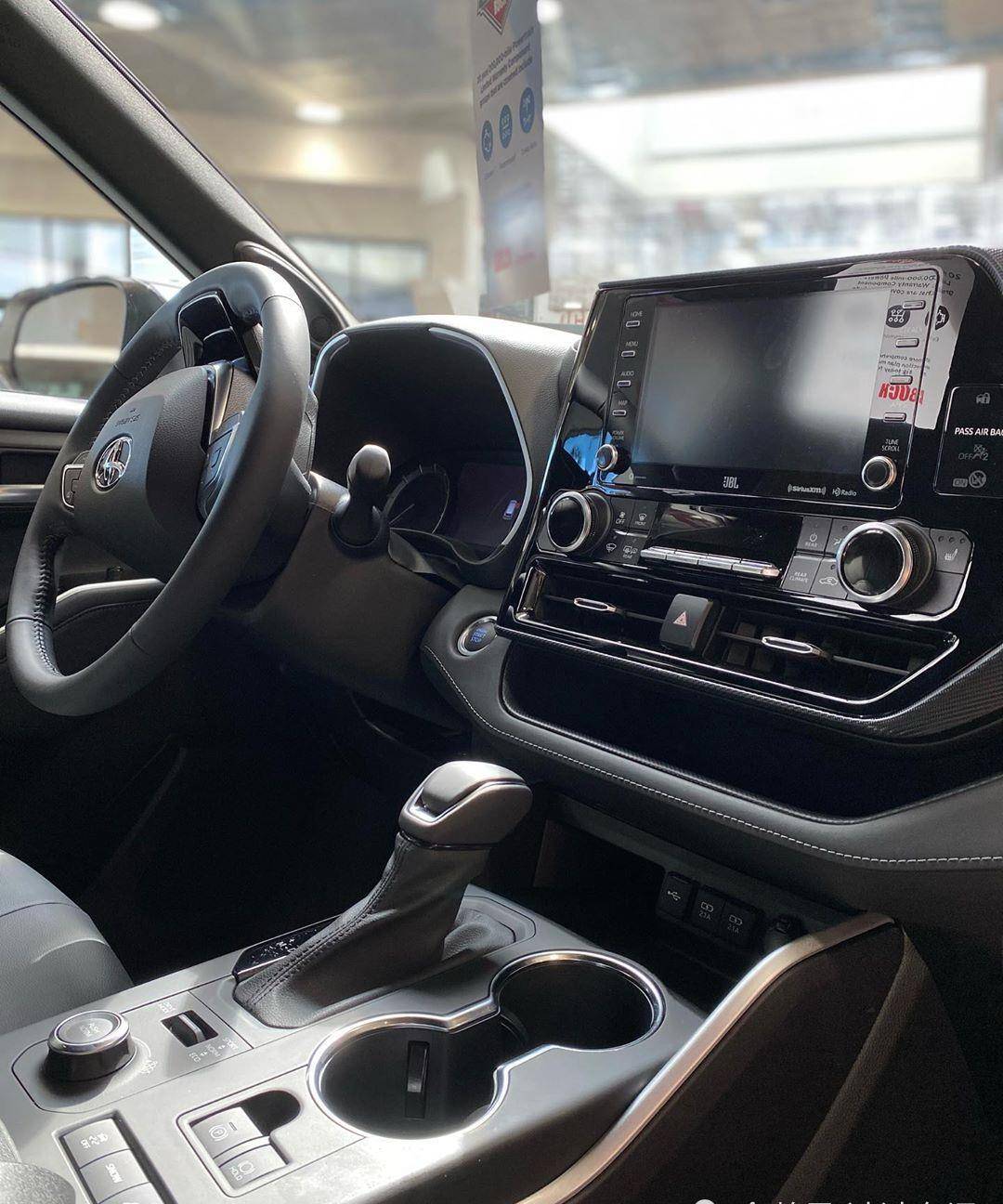 全新丰田汉兰达xse实拍,前脸像灭霸,采用很个性化的设计_搜狐汽车