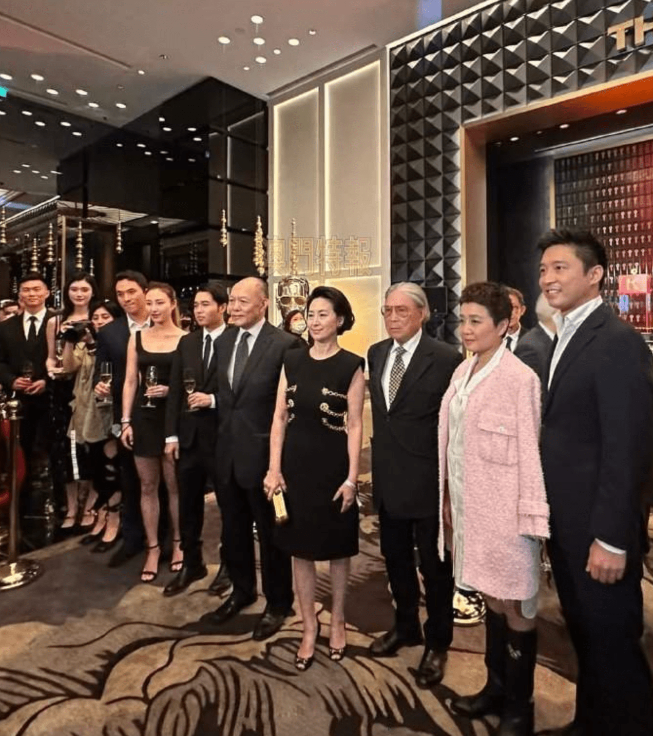 霍启山出席何鸿燊家族活动，与赌王子女打成一片，高大帅气受欢迎