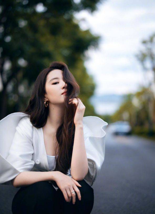 天仙刘亦菲挑战飒姐风,摆脱温柔气场逼人,夸张蝴蝶袖遮住溜肩_造型