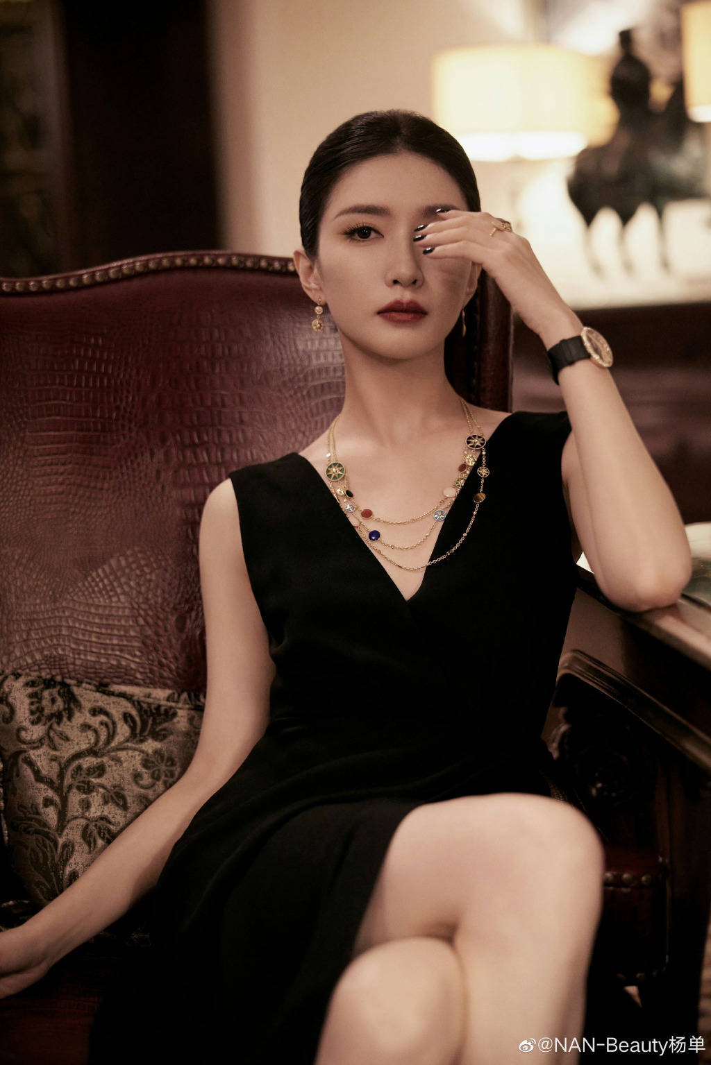 江疏影穿露背黑裙秀曼妙身材!