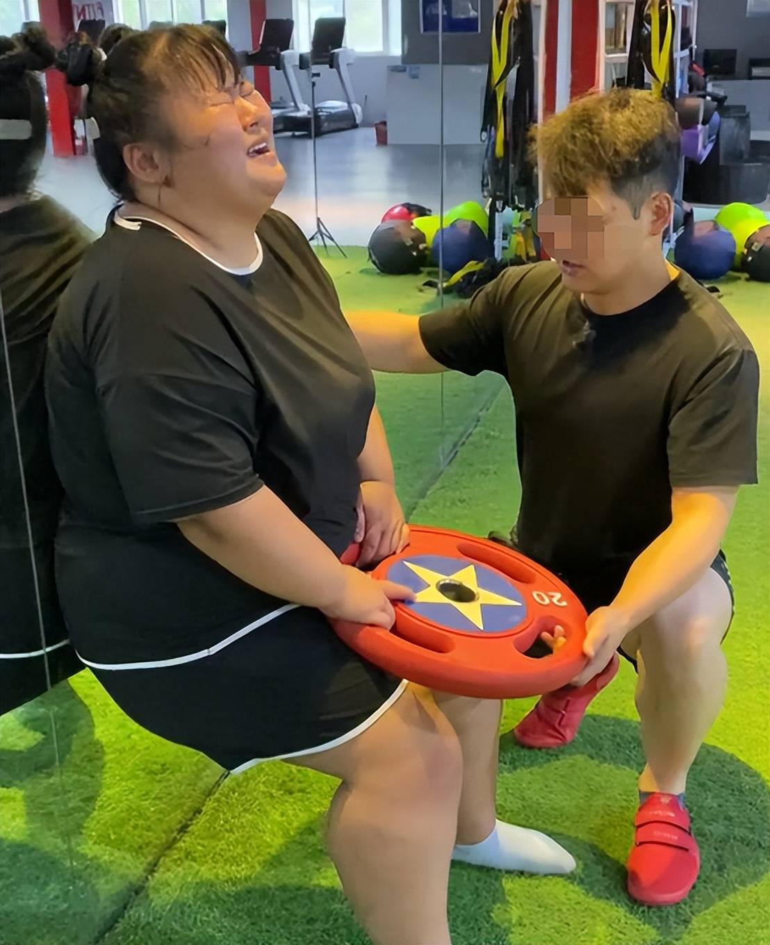 22岁312斤女网红减肥猝死,曾哭喊不练了:父母去训练营讨说法!