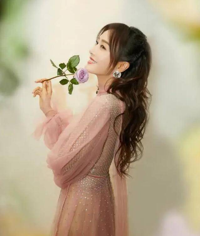 秦岚可真敢,背心竟然外穿,瞬间回到20岁_因为_风格_绿色