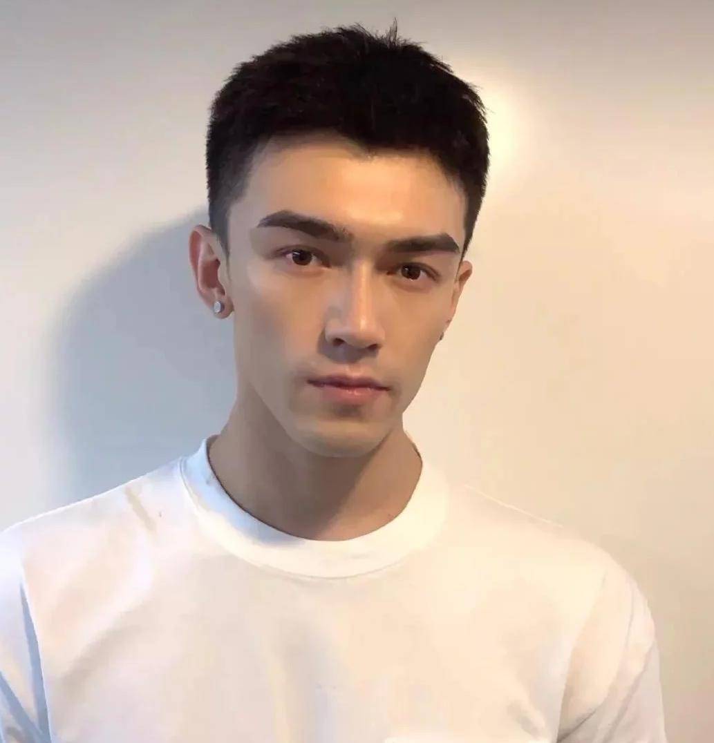 长相神似胡歌的新疆小哥哥拍写真,一身肌肉,据说还是吴磊室友_条件