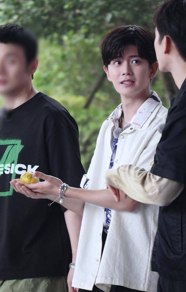 任嘉伦深夜发文告别机场,粉丝留言令人忍俊不禁,互动