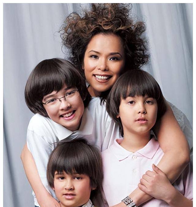 韦唯远嫁悔不当初:回国后带病养大三个儿子,58岁事业重回巅峰_父亲