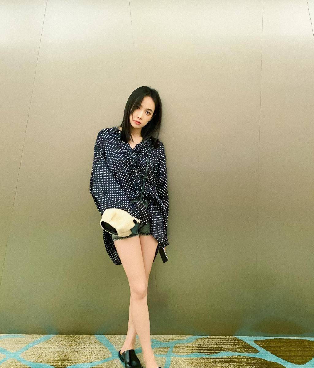 宋茜如今最被人津津乐道的就是她的身材,今年已经三十三岁的她模样