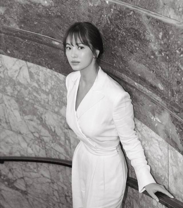 宋慧乔白色西装亮相时装周尽显优雅气质,和友人合照坦言自己很好_感觉