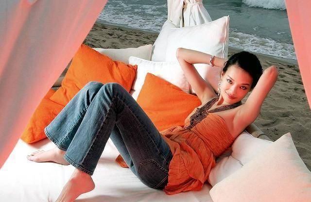 舒淇一组照片引人注目,保镖的眼睛出卖自己内心,不好意思开口_夏天