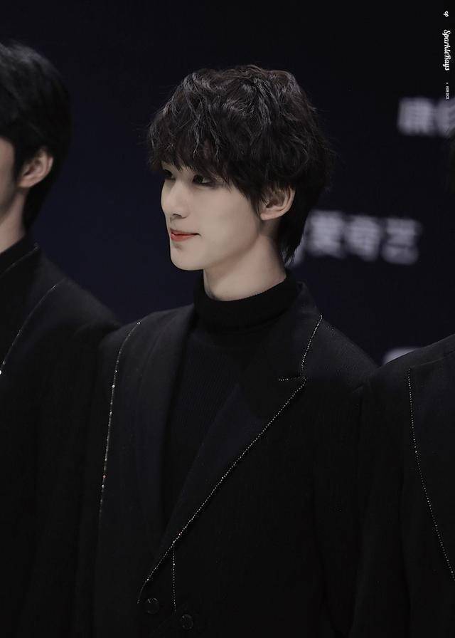 看看人间小王子丁程鑫的西装就知道了!_黑色_装饰_白色