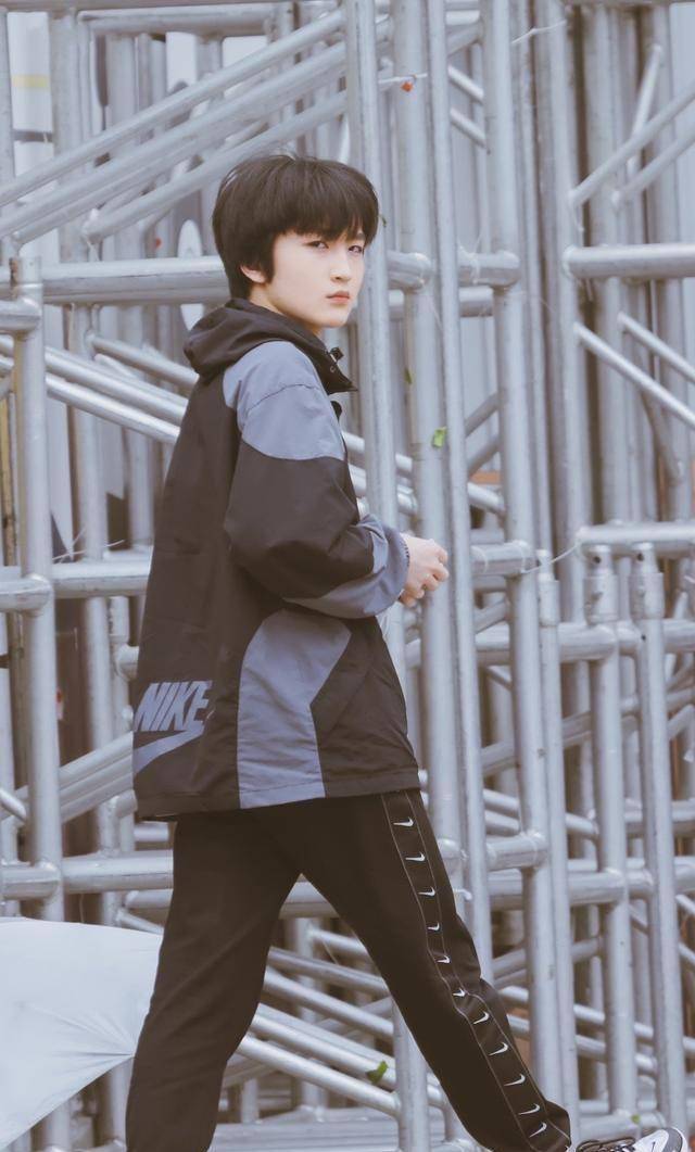 时代峰峻三代赵冠羽,平淡的努力太可贵,穿搭也带着温暖的力量!