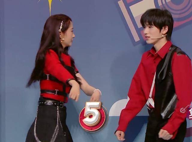 宋亚轩加入《王牌6》,与关晓彤互动玩游戏,下意识动作被热议!