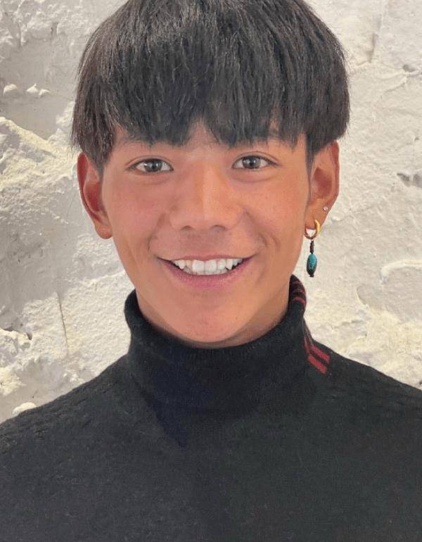 赛马王子丁真开通微博,首张自拍被称为微笑达人,素颜生图太真实_生活