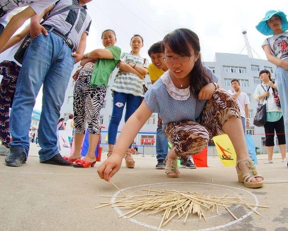 我们找很多玉米杆最顶部的小杆杆,然后几个人一起玩,游戏规则是:几个