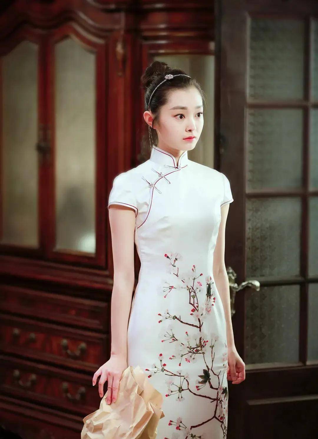 宋轶关晓彤以往都是穿着时尚充满少女感,在《王牌对王牌中》关晓彤的