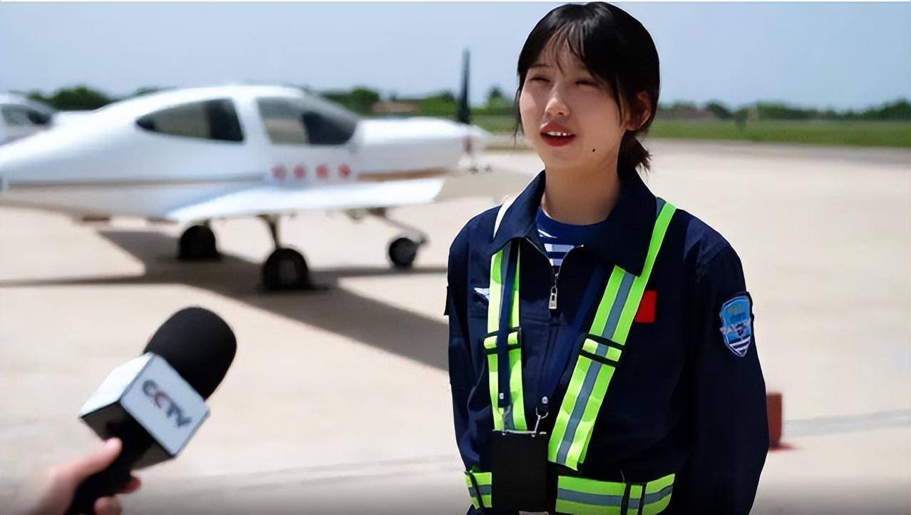 中国首批女舰载机学员出炉