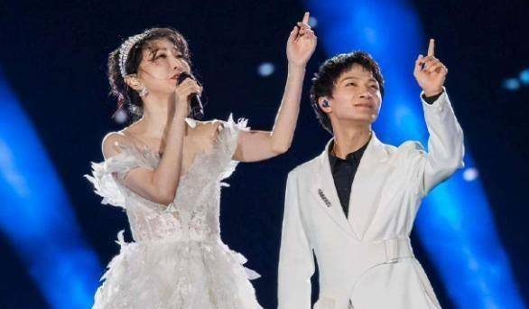 萨顶顶做错了什么,先后遭到两大"毒舌"diss?_丁太升_金星_表演