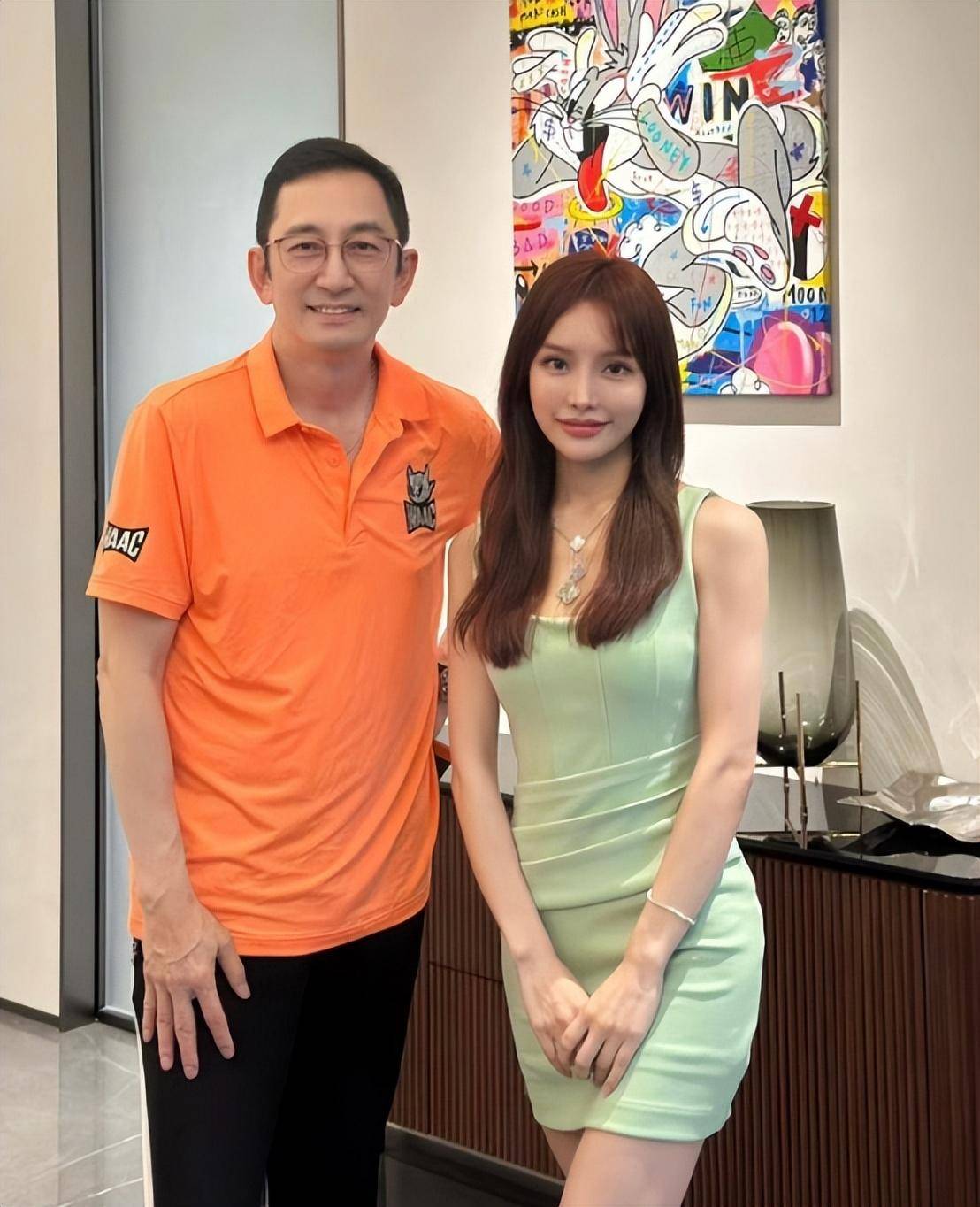 吴启华模样大变认不出,富婆家中为其庆生,满桌茅台很奢侈_照片_石洋子