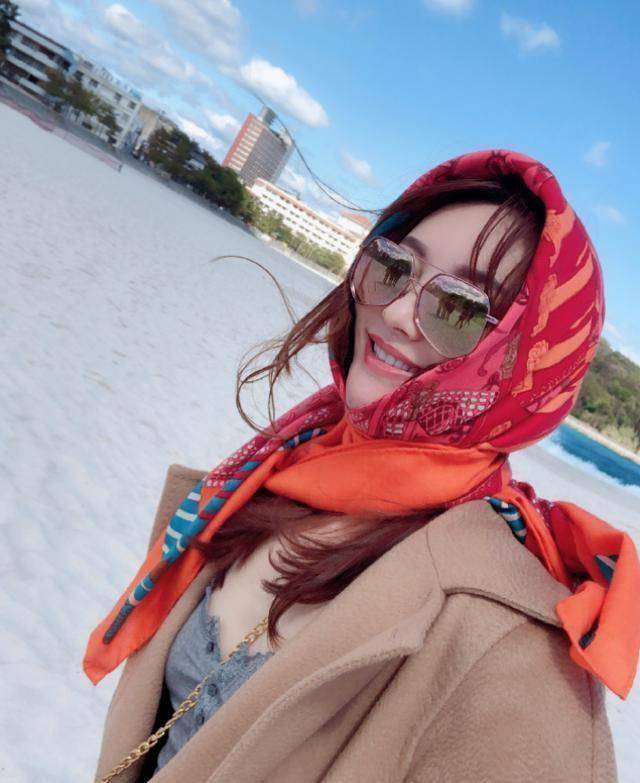 沈腾姐姐晒旅游美照,气质俱佳自带高级感,网友:还好和弟弟不像_沈娜