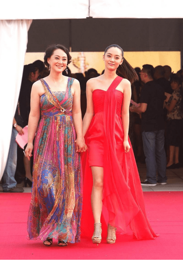 62年生的大宋佳,穿v领时尚裙没压力,曲线勾人还是小姑娘样子_裙子