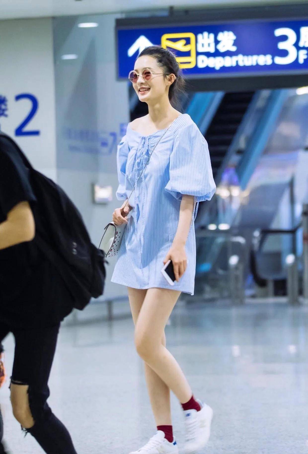 李沁一字肩连衣裙出境,清新脱俗,淑女范十足_发展_时候_魅力