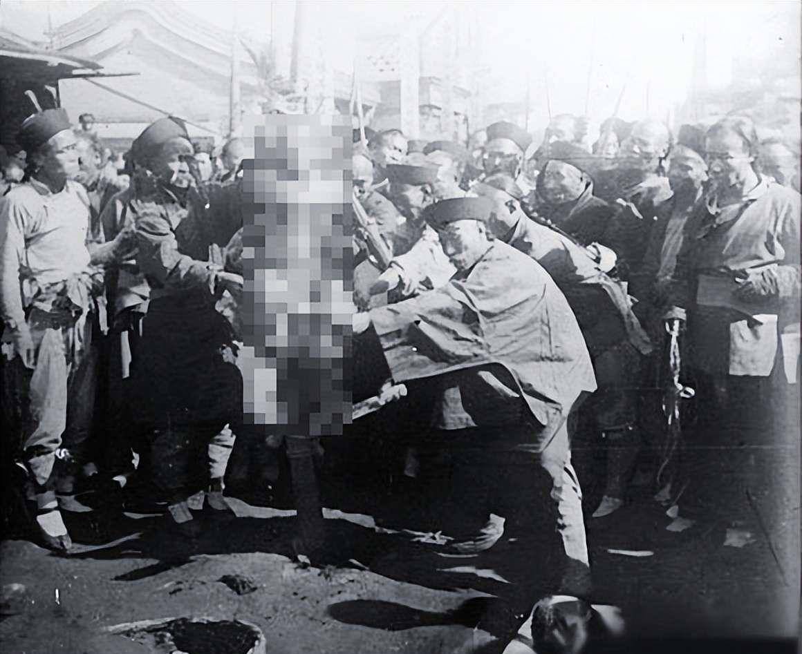 "凌迟"酷刑极为残忍,即民间所说的"千刀万剐".