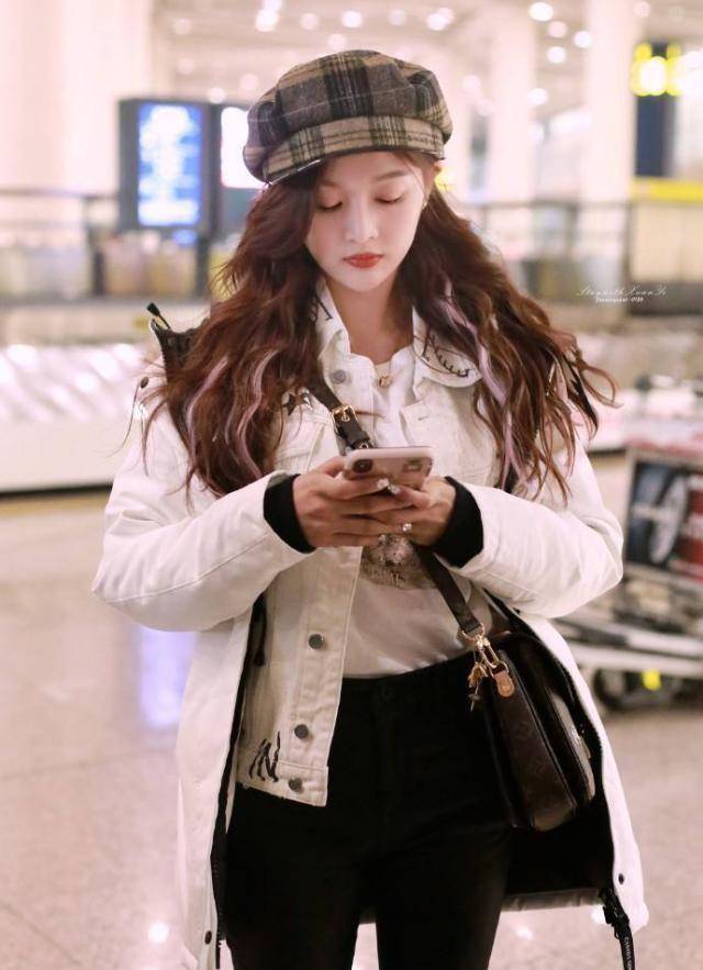 色彩任意切换,看吴宣仪花式演绎深秋的色彩与魅力_颜色_款式_红色