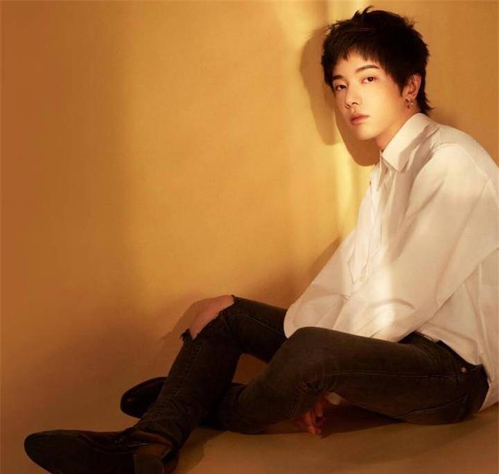 华晨宇澄清2亿分手费传闻,称别墅是留给女儿的,恋爱3年和平分手_张碧