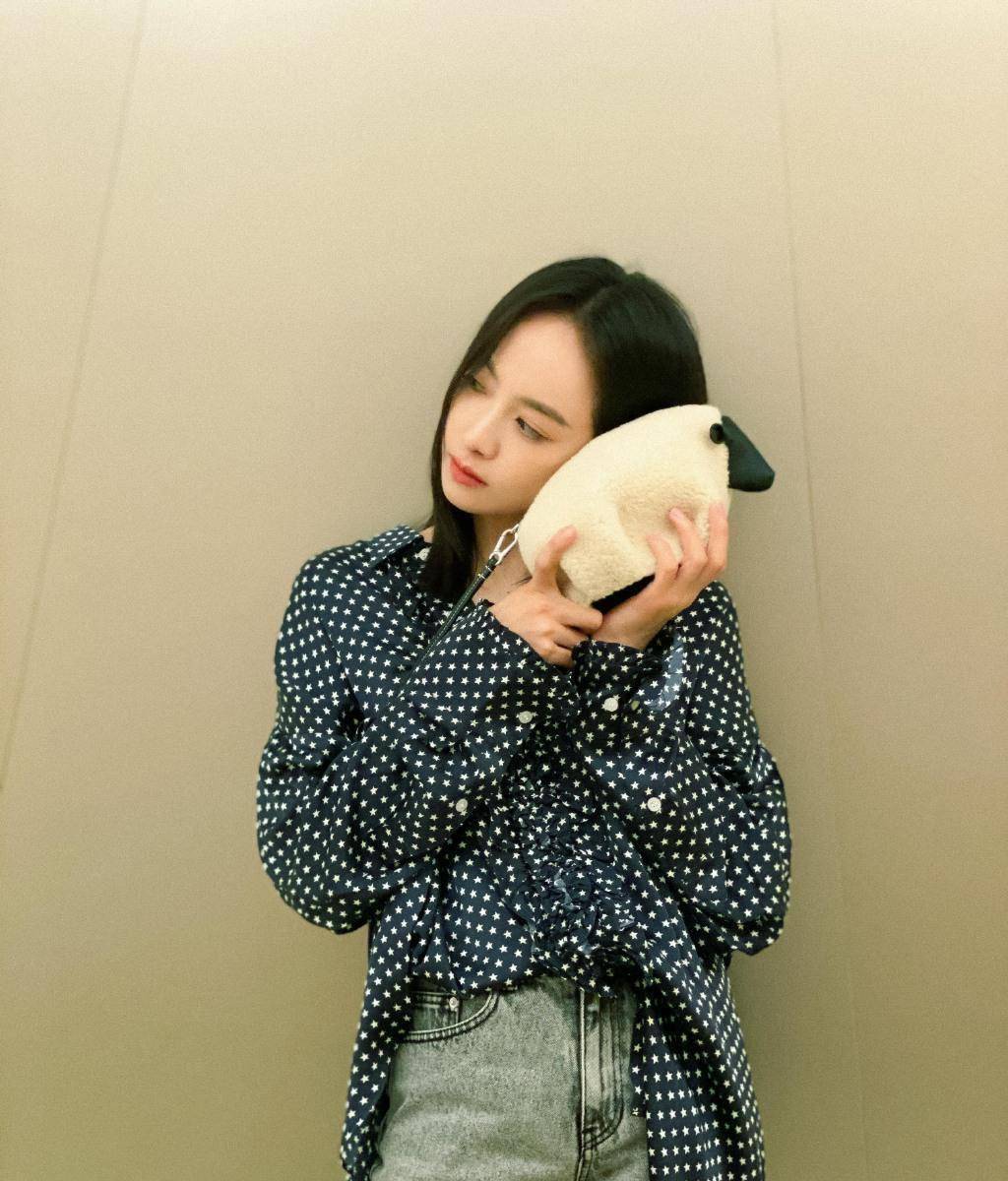 宋茜如今最被人津津乐道的就是她的身材,今年已经三十三岁的她模样