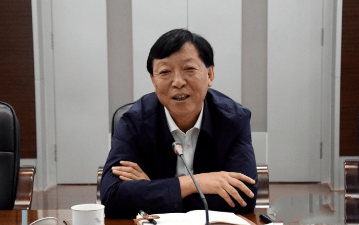 网传中铁三局董事长郝刚和年轻女子牵手,搂腰?