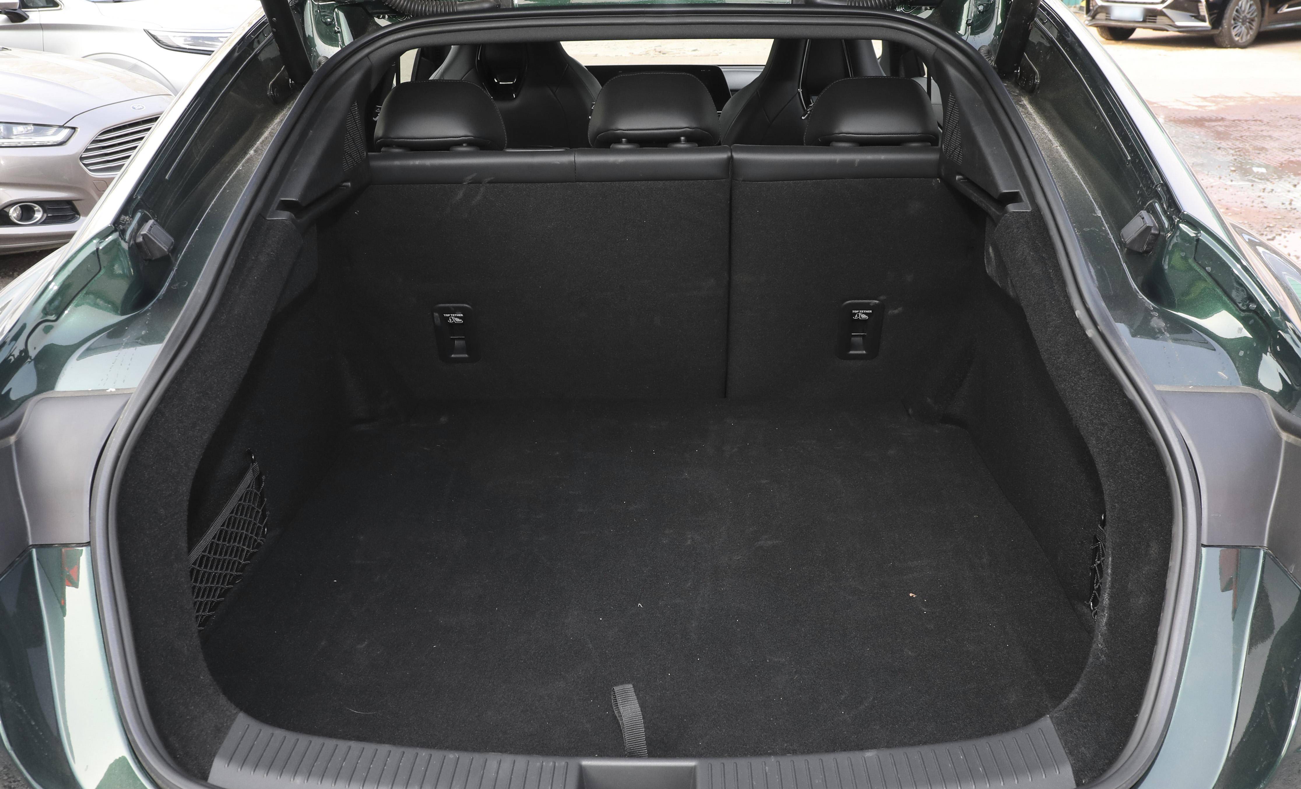 整车的乘坐舒适性表现不俗,后排支持40:60比例放倒,使得后备箱375l