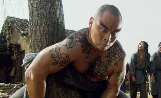 水浒传十大高手排名:鲁智深勉强挤进前十,谁是当之无愧的第一?_梁山_