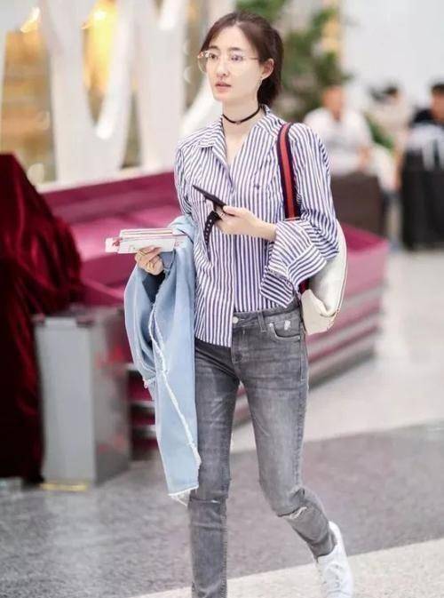 身着洋娃娃衬衣的王丽坤,但她未能成功地扮演这位温柔女孩的心_照片