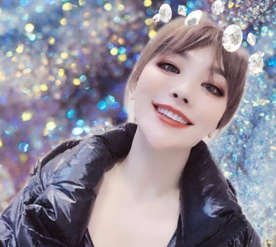 沈腾姐姐的蛇精脸太夸张,46岁仍在扮少女,还叫沈腾叔叔_沈娜_形象