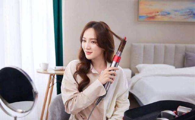 孟佳回应新歌半裸封面争议,我不会羞于展示自己的身材!