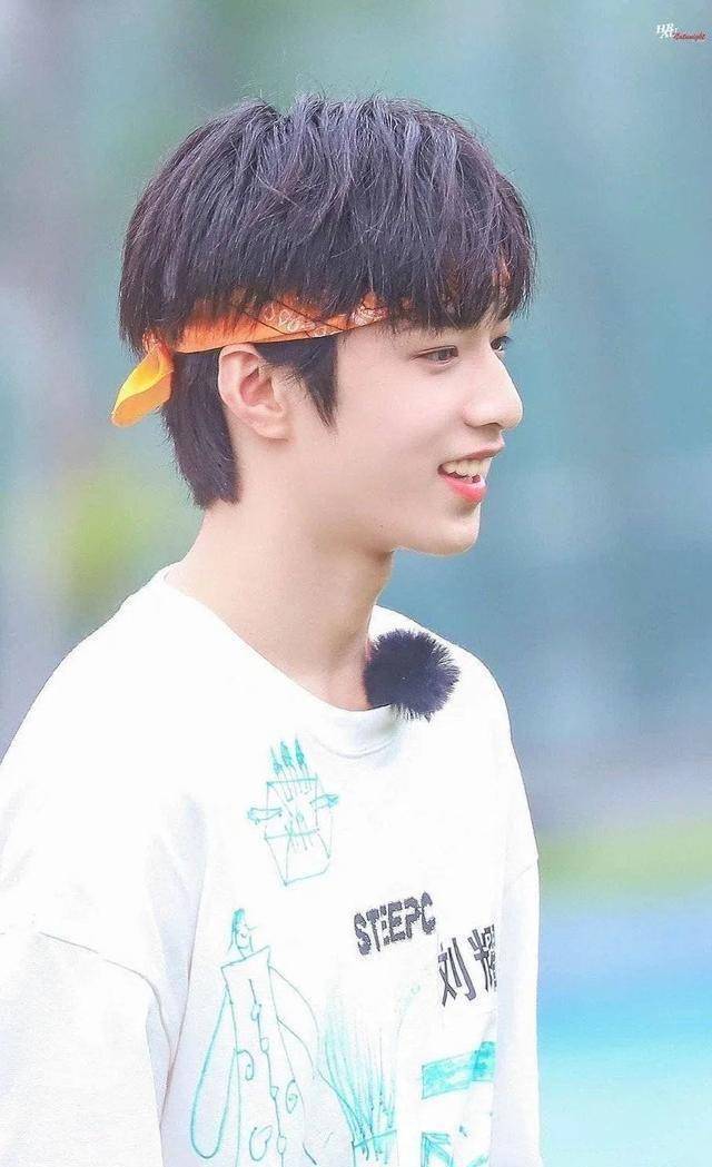 少年团-刘耀文曝光私生视频电梯里竟然站了两排私生_生活_行为_事件