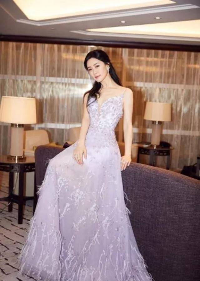 田海蓉美起来不低调,身穿刺绣羽毛裙亮相白玉兰,披肩长发更仙气_气质