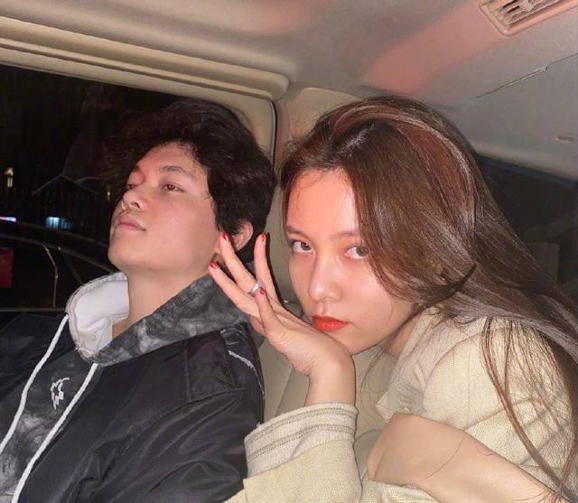 宋妍霏一家小聚,妈妈穿衣低调但保养得当,母女俩更像一对姐妹花_时尚