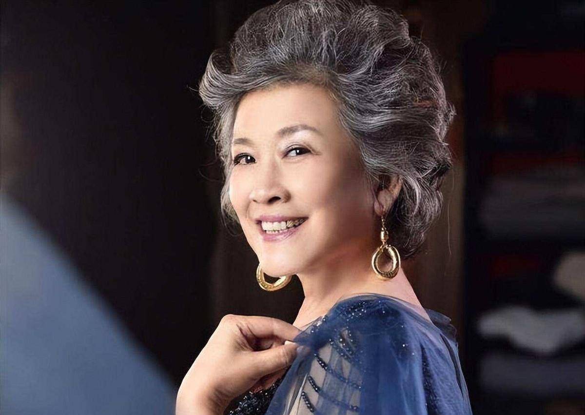 72岁宋春丽太美:穿朴素的衣服,系着丝巾,白发未染,青春洋溢_颜色_女性