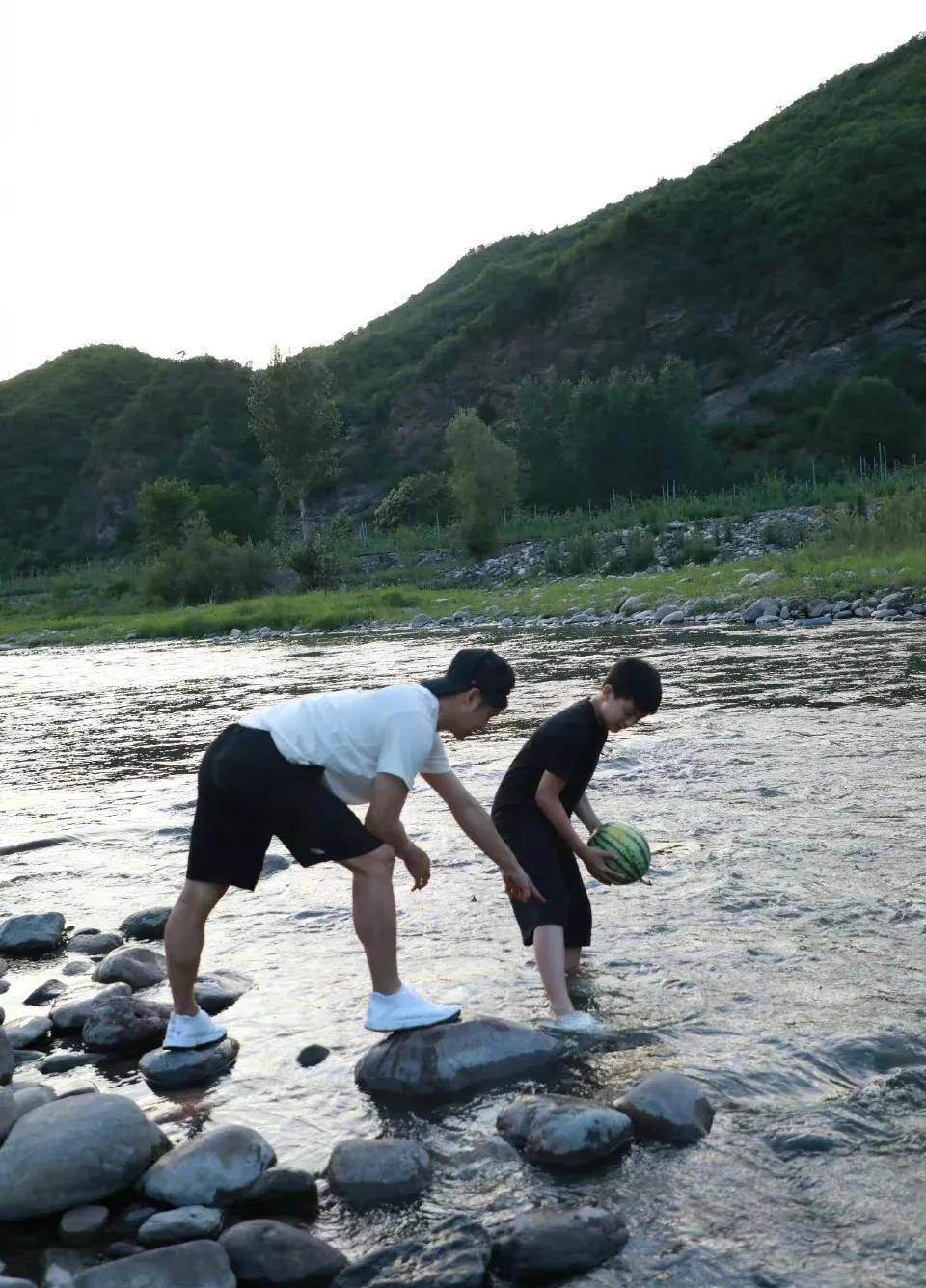 田亮带儿子下河冰西瓜