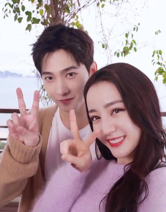 杨洋热巴甜蜜自拍,两人搂肩亲密对视cp感满满,杨洋忍不住害羞_镜头