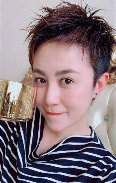"今天上午,王智的老公尤奕晒出女儿的小脚丫,配文"预