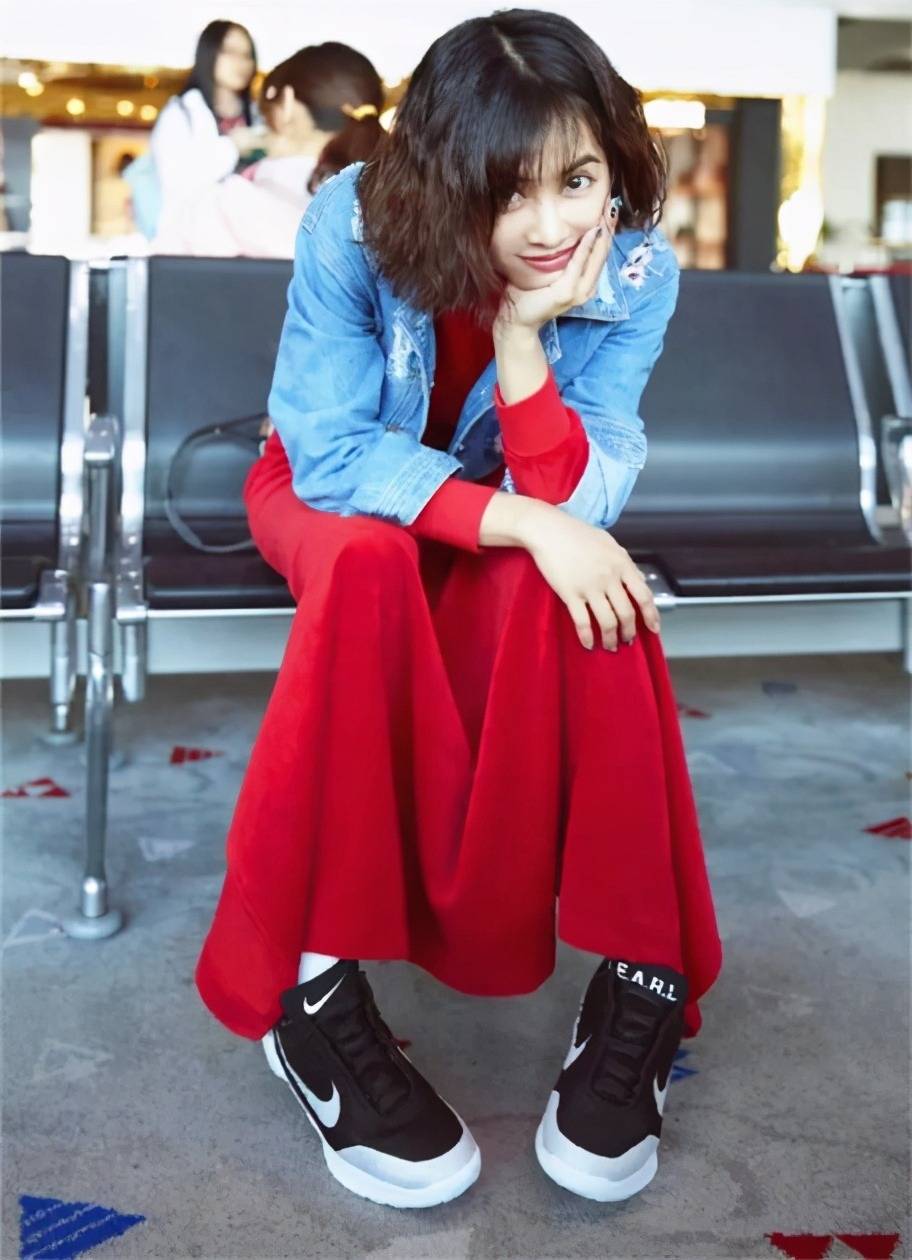 蔡依林终于好好穿衣服了 红裙配牛仔优雅迷人 如少女般美丽_红色_时尚