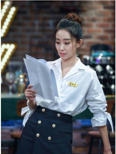 张小斐能受到观众们的喜爱,是因为她非常的接地气,毫无架子,表演的很