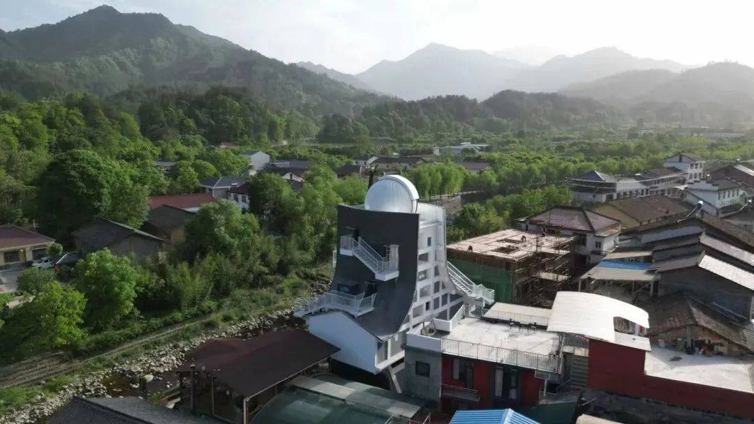 馆秦岭乡村天文台位于秦岭最美小镇火烧店镇中西沟村,是陕西省首个建