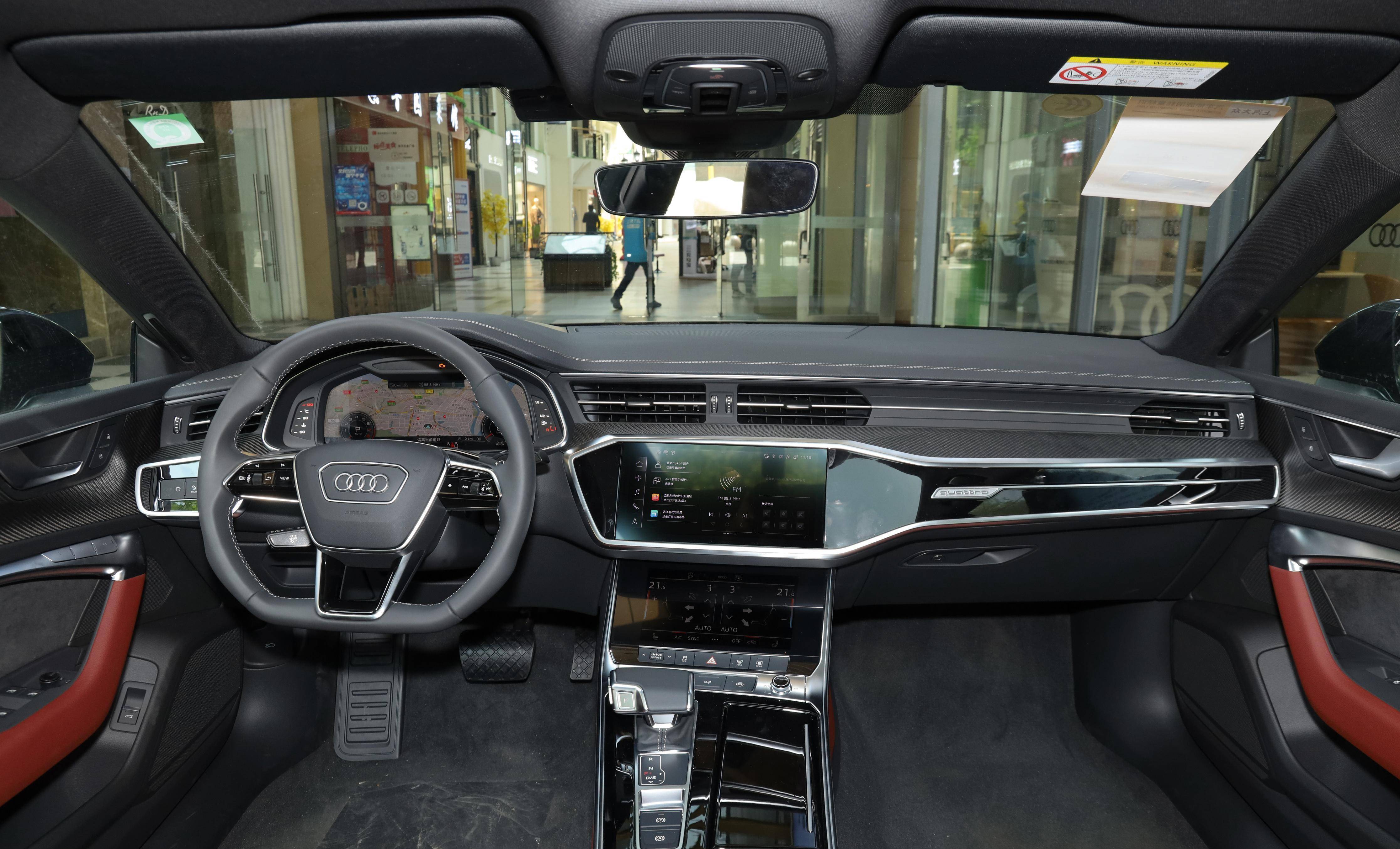 进入奥迪a7l车内,平直的线条设计比较适合男孩子,中控区域除了钢琴