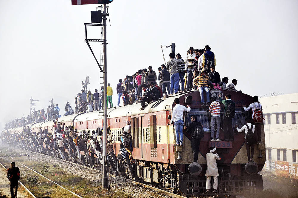 印度铁轨几乎不安装护栏,在村庄部分的火车道,经常会有村民和牲畜自由